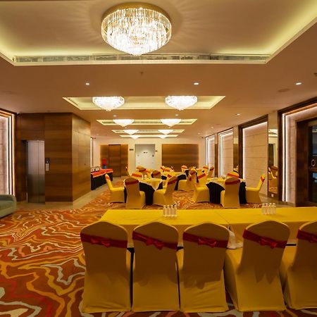 Celebrant Hotel Varanasi Exteriör bild