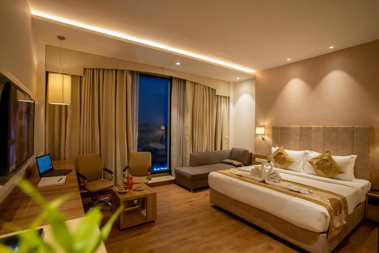 Celebrant Hotel Varanasi Exteriör bild