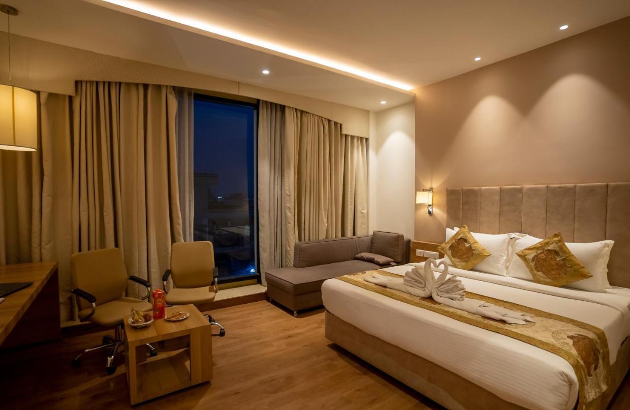 Celebrant Hotel Varanasi Exteriör bild
