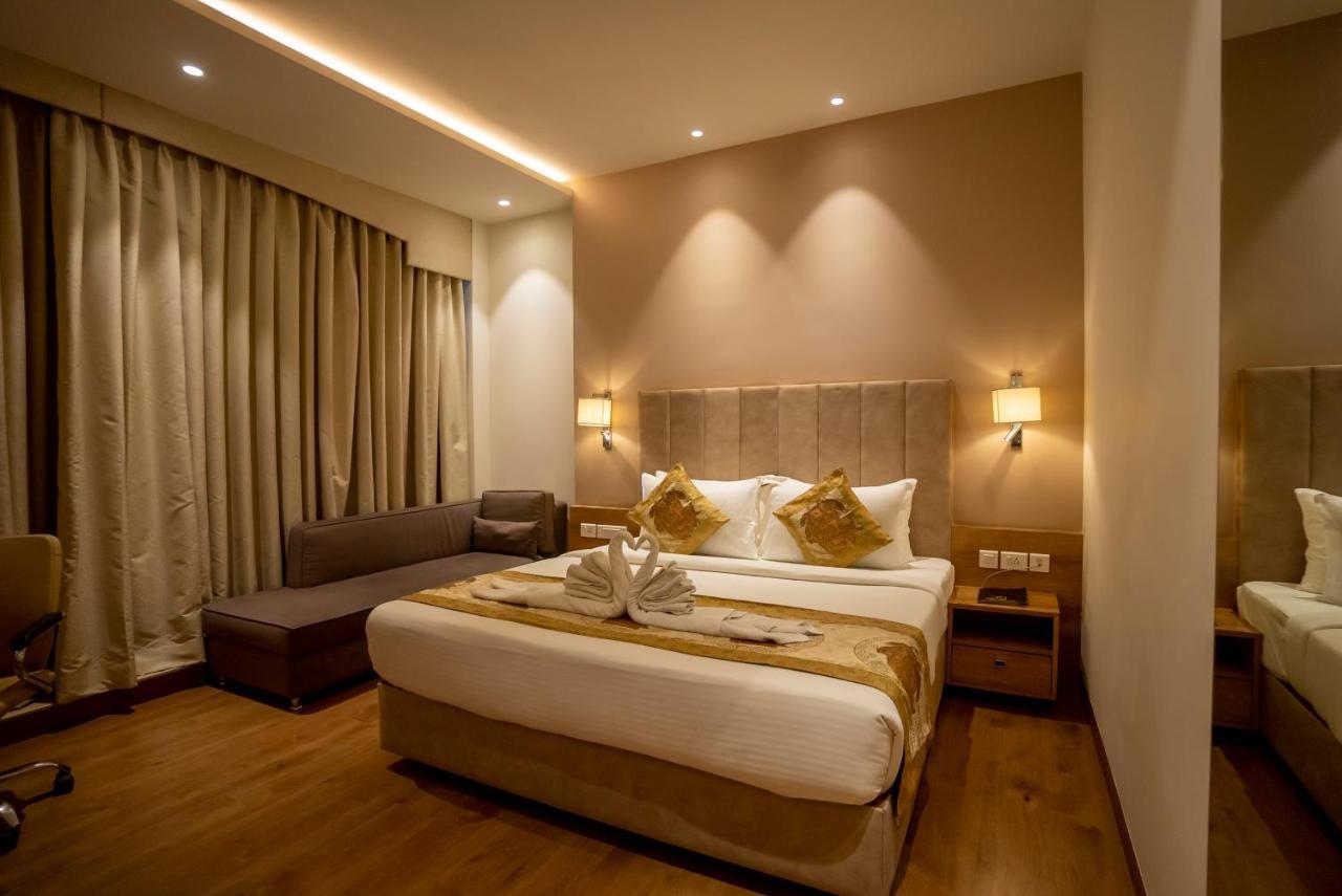 Celebrant Hotel Varanasi Exteriör bild