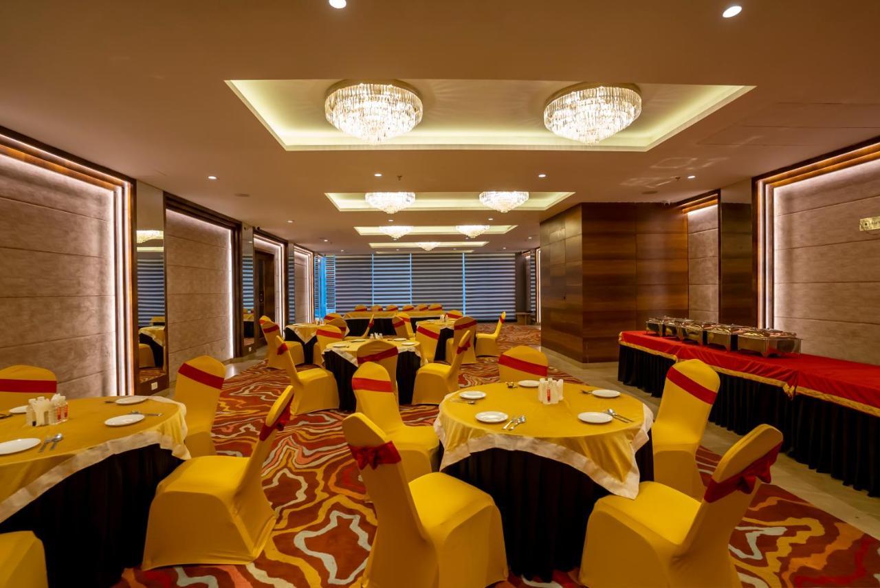Celebrant Hotel Varanasi Exteriör bild