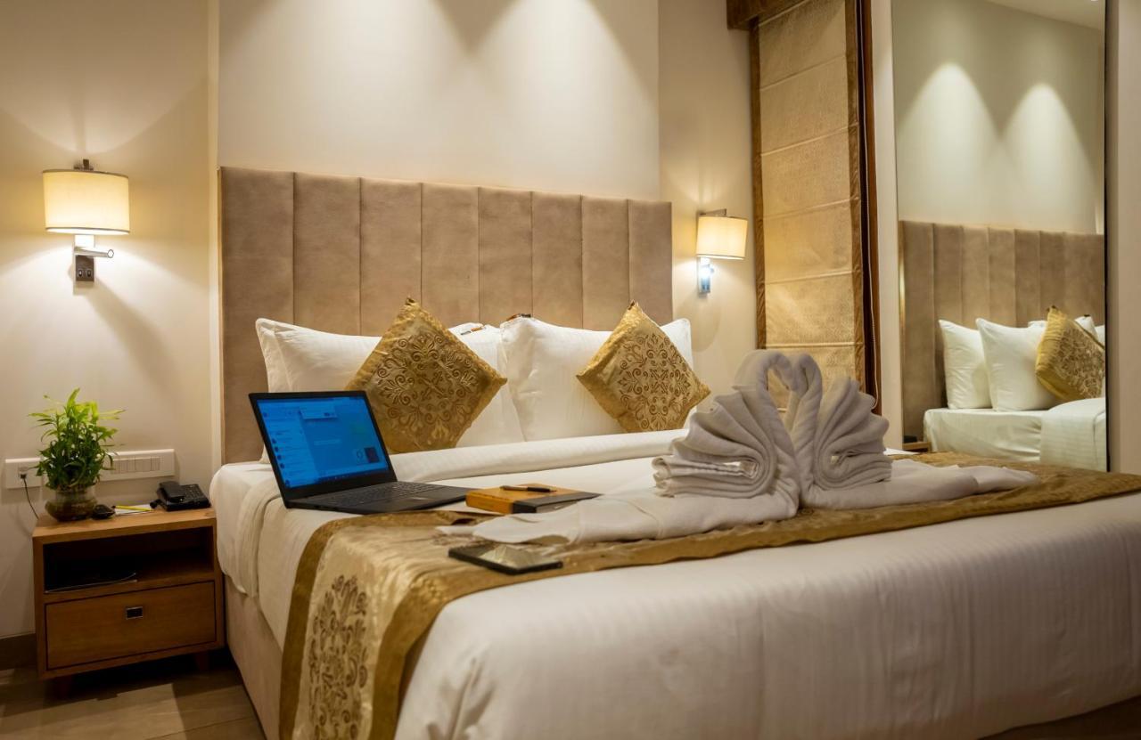 Celebrant Hotel Varanasi Exteriör bild