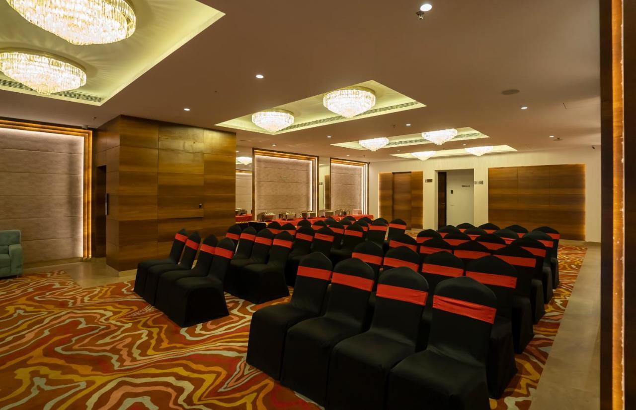 Celebrant Hotel Varanasi Exteriör bild