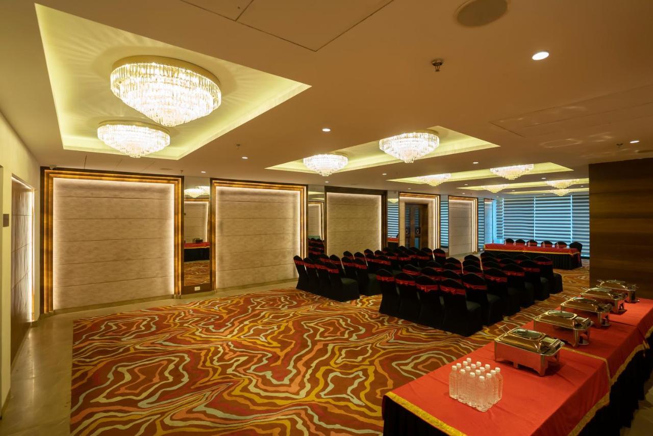 Celebrant Hotel Varanasi Exteriör bild