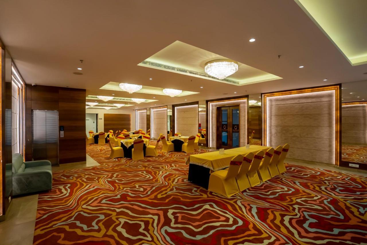 Celebrant Hotel Varanasi Exteriör bild
