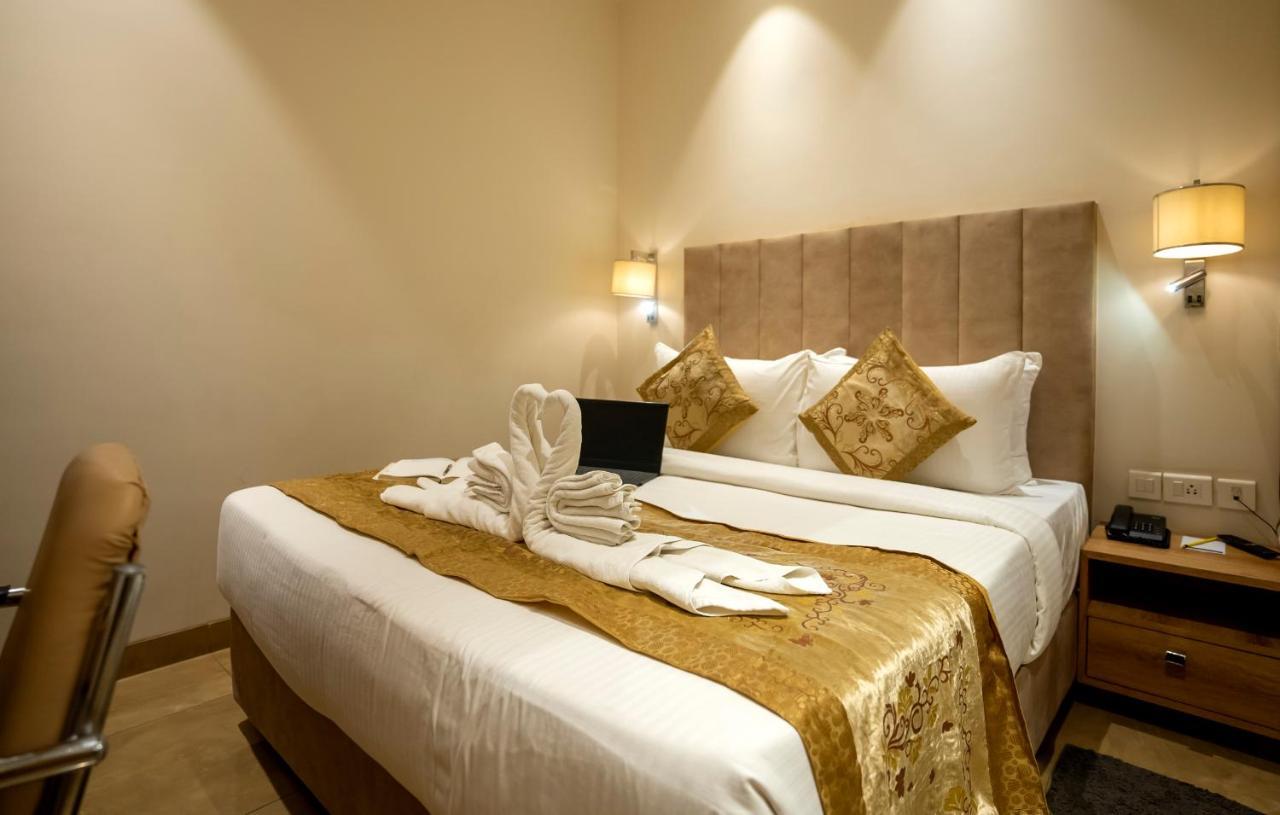 Celebrant Hotel Varanasi Exteriör bild