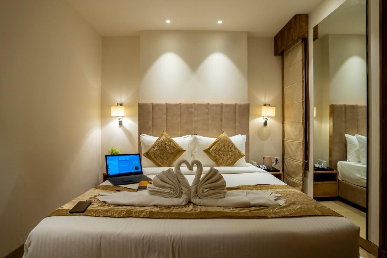 Celebrant Hotel Varanasi Exteriör bild