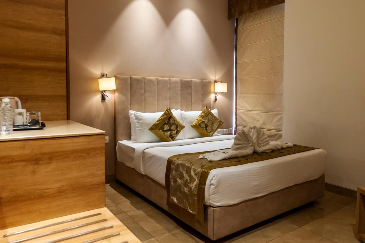 Celebrant Hotel Varanasi Exteriör bild