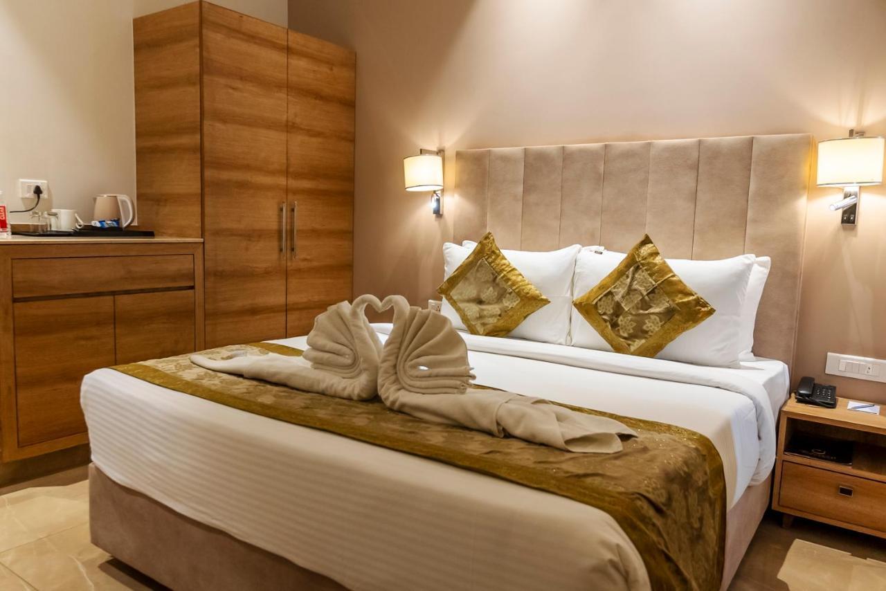 Celebrant Hotel Varanasi Exteriör bild