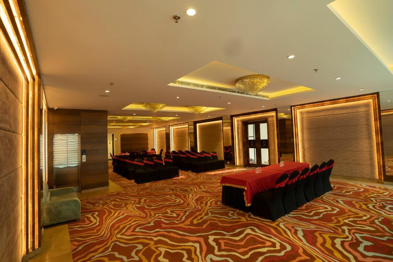 Celebrant Hotel Varanasi Exteriör bild