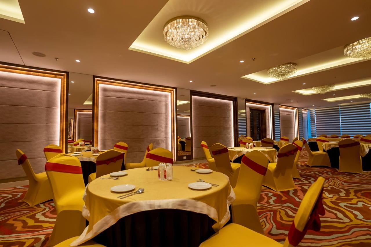 Celebrant Hotel Varanasi Exteriör bild