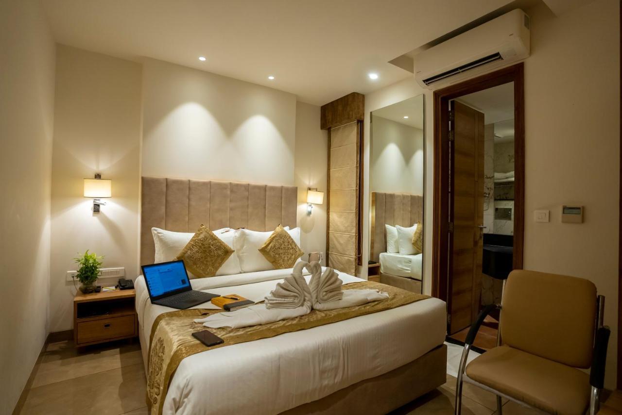 Celebrant Hotel Varanasi Exteriör bild