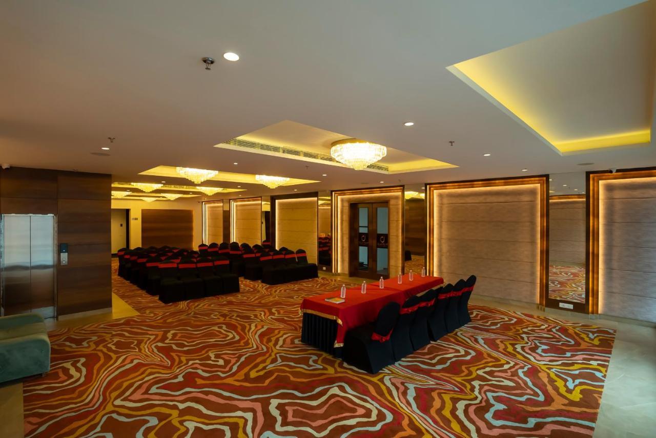 Celebrant Hotel Varanasi Exteriör bild