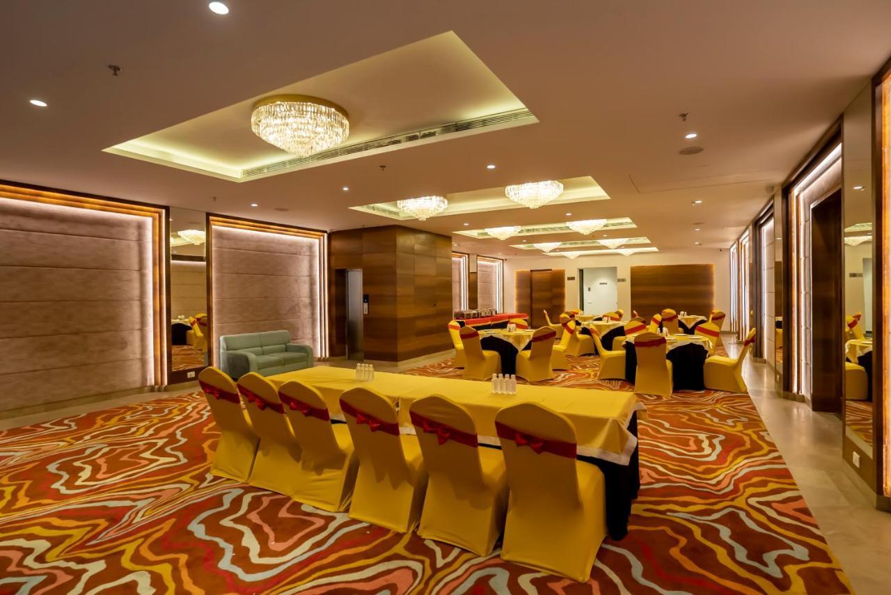 Celebrant Hotel Varanasi Exteriör bild