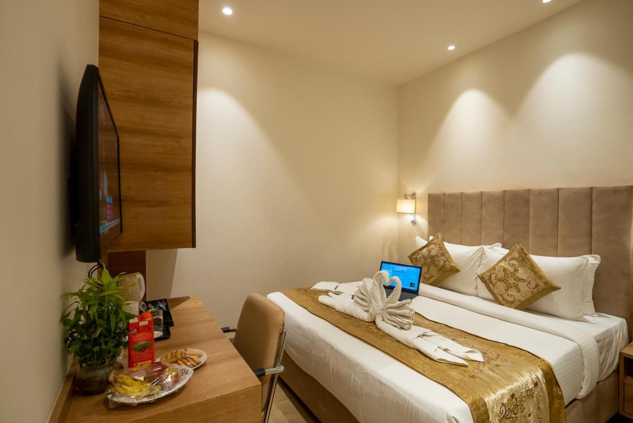 Celebrant Hotel Varanasi Exteriör bild
