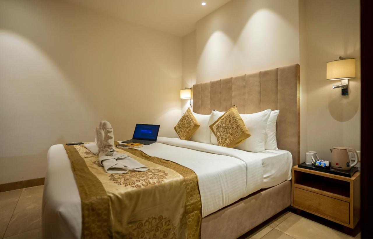 Celebrant Hotel Varanasi Exteriör bild