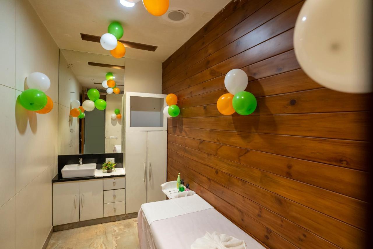 Celebrant Hotel Varanasi Exteriör bild