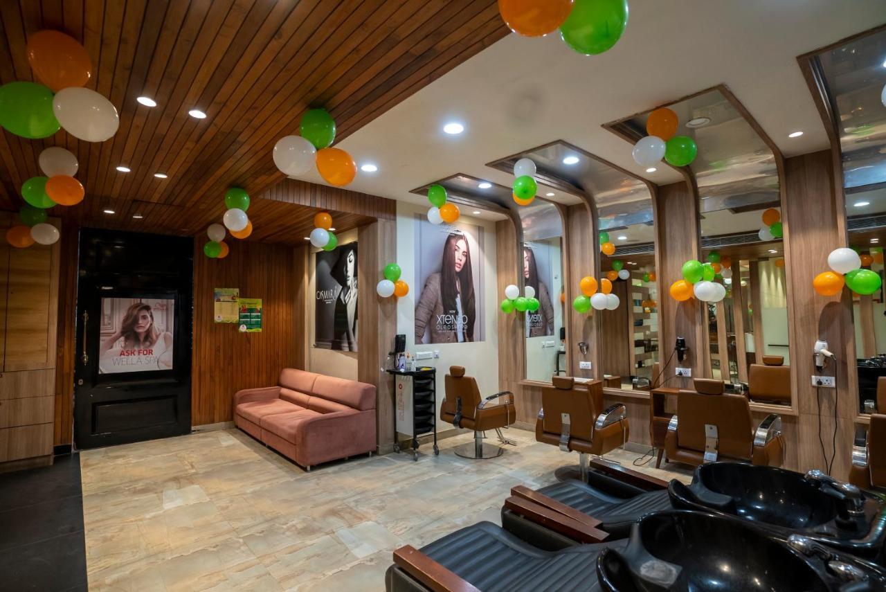 Celebrant Hotel Varanasi Exteriör bild