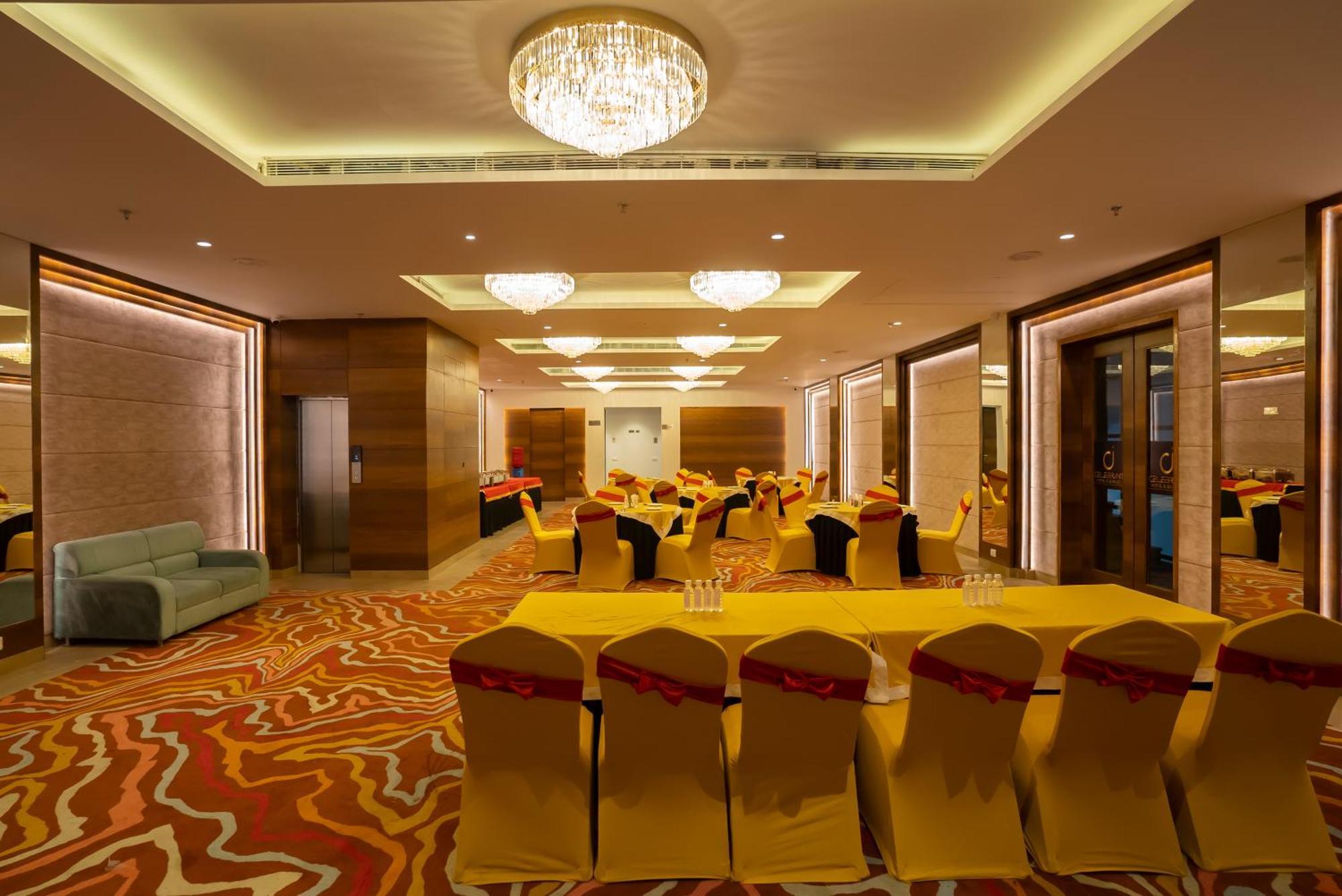 Celebrant Hotel Varanasi Exteriör bild