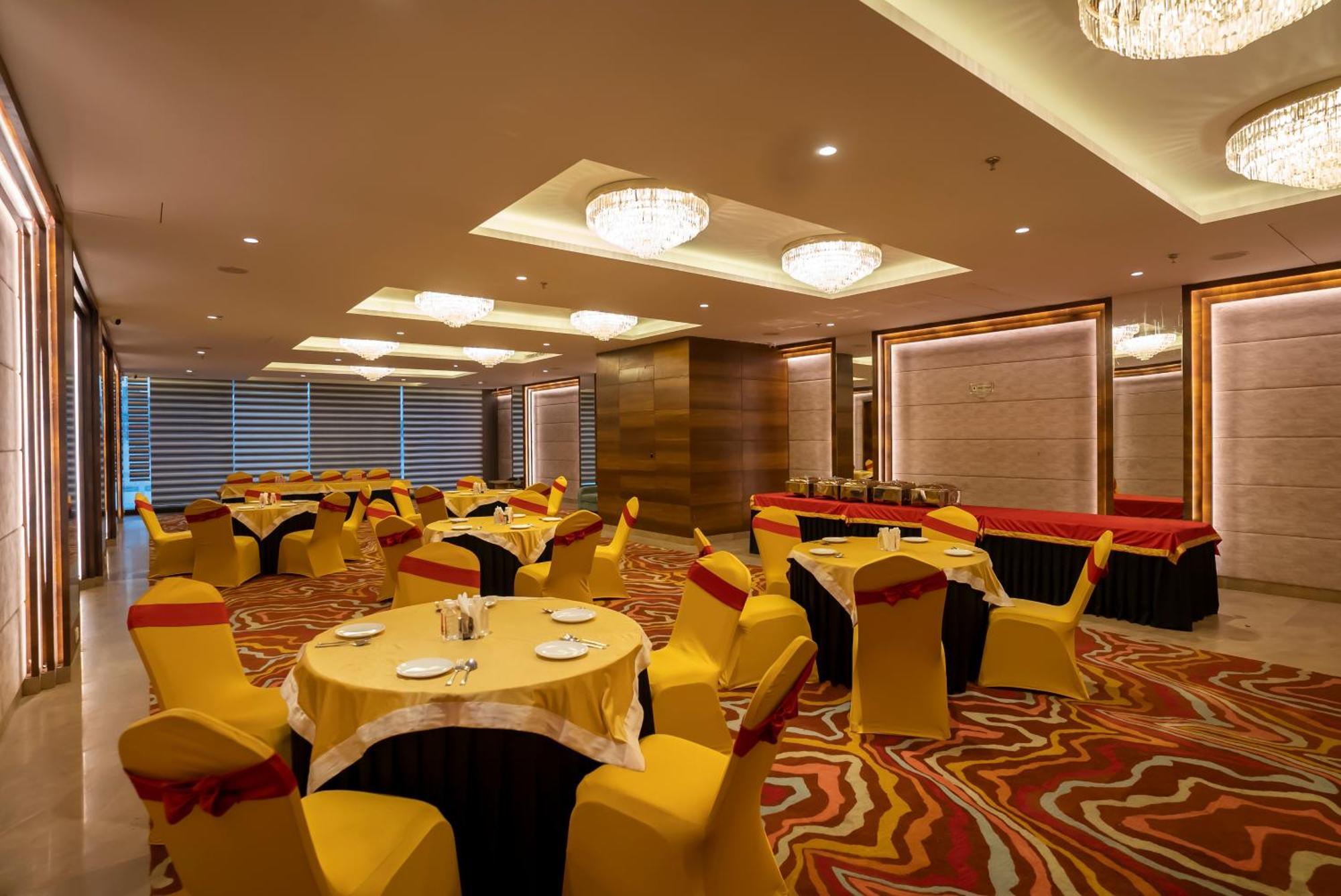 Celebrant Hotel Varanasi Exteriör bild