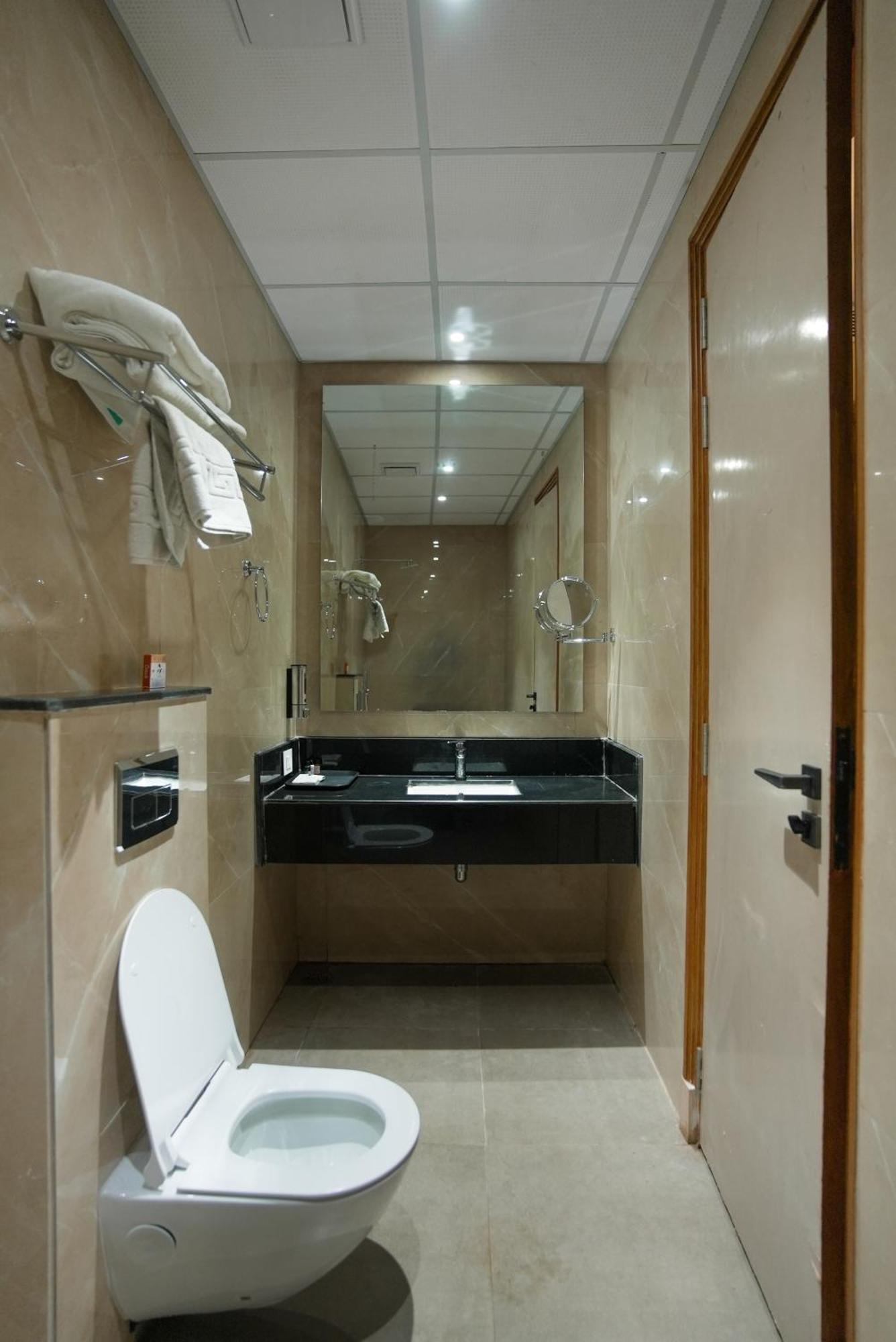 Celebrant Hotel Varanasi Exteriör bild