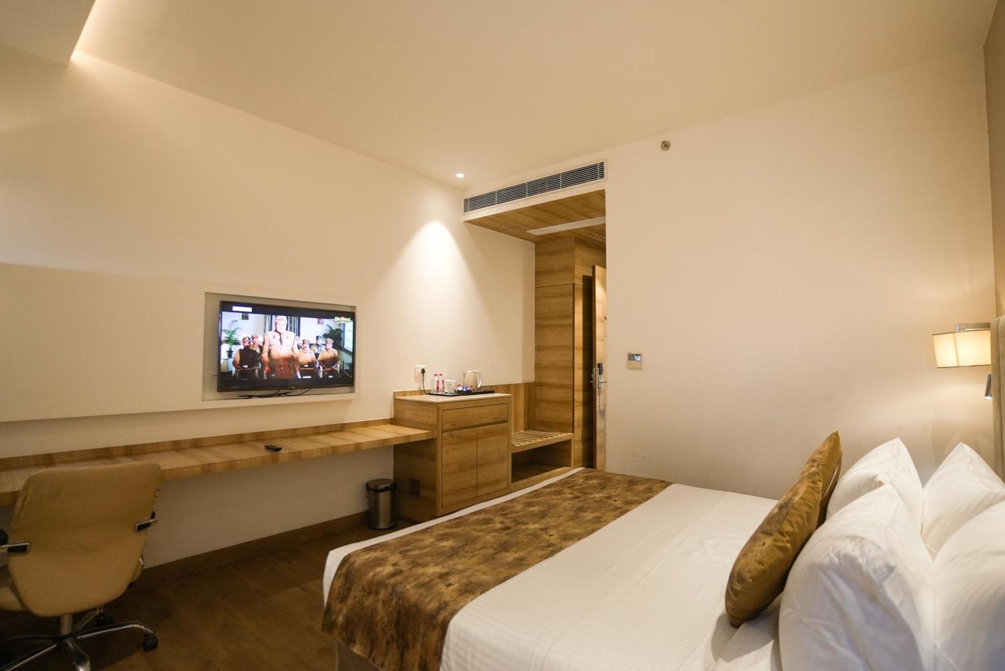 Celebrant Hotel Varanasi Exteriör bild